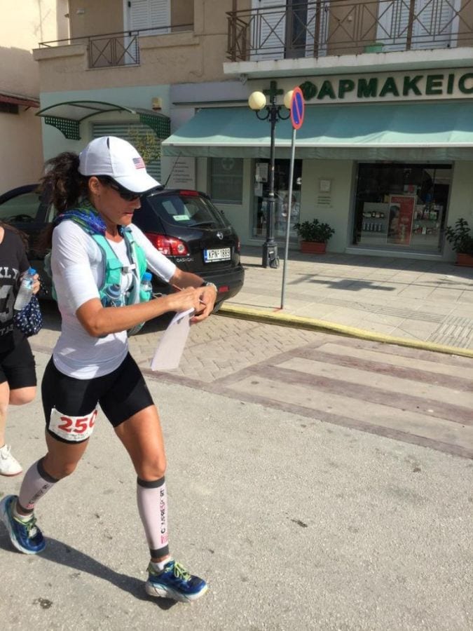 Katalin Nagy kirjoittaa nimikirjoituksia juostessaan