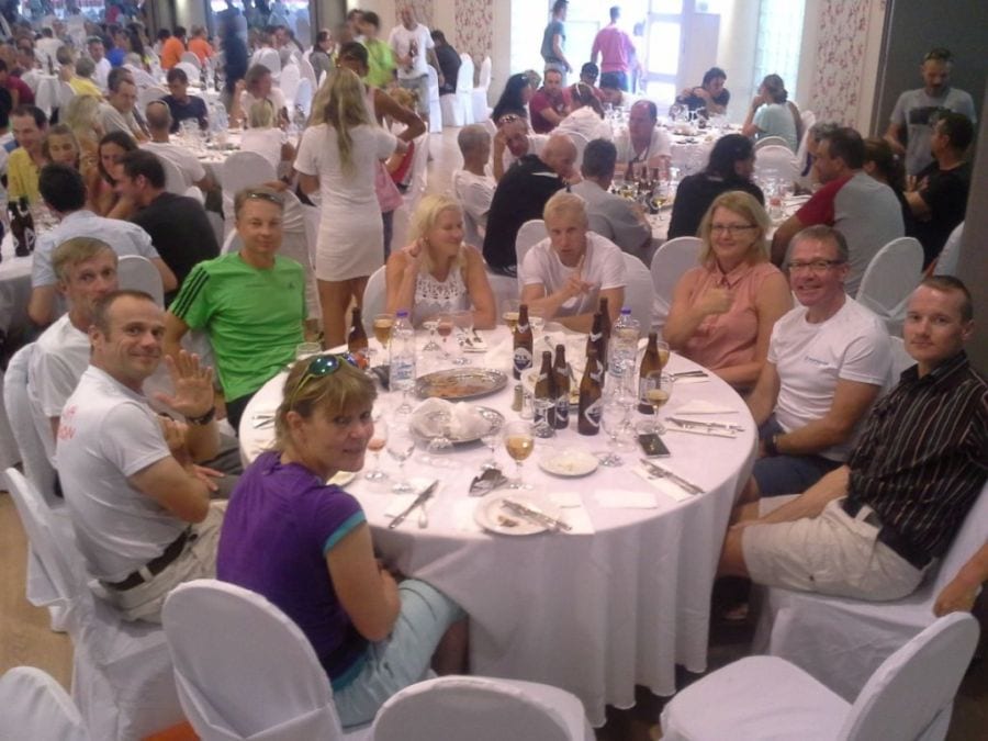 Suomen joukkue loppujuhlassa