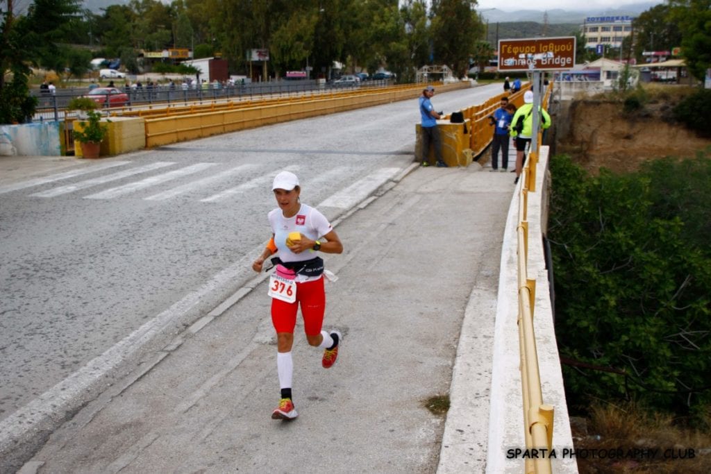 Patrycia Bereznowska lähestyy Hellas Canin huoltopistettä (kuva: Sparta Photography Club)