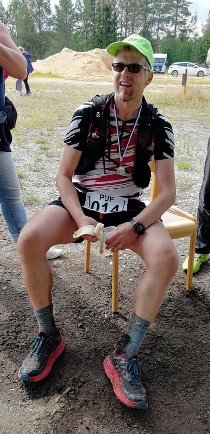 Onni Vähäaho maalissa