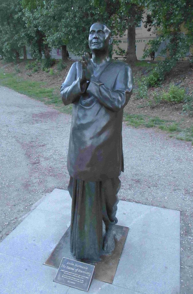 Sri Chinmoy statue